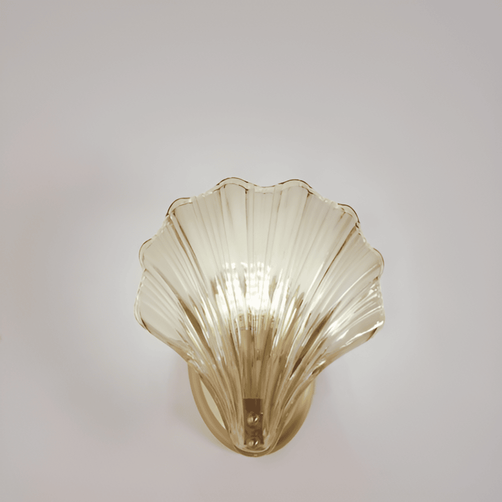 "Minimalistisk vägglampa med snäckskal och tryckknapp, eleganta mässings- och glasdetaljer, diameter 20 cm, höjd 22 cm."