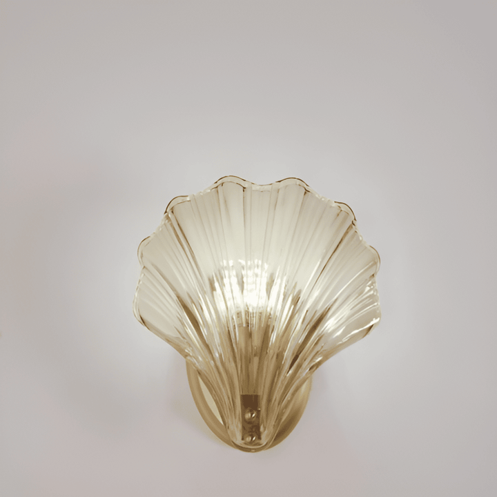 "Minimalistisk vägglampa med snäckskal och tryckknapp, eleganta mässings- och glasdetaljer, diameter 20 cm, höjd 22 cm."