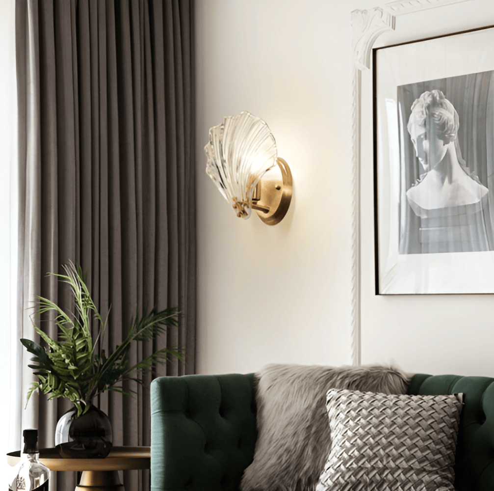 "Minimalistisk vägglampa med snäckskal och tryckknapp, eleganta mässings- och glasdetaljer, diameter 20 cm, höjd 22 cm."