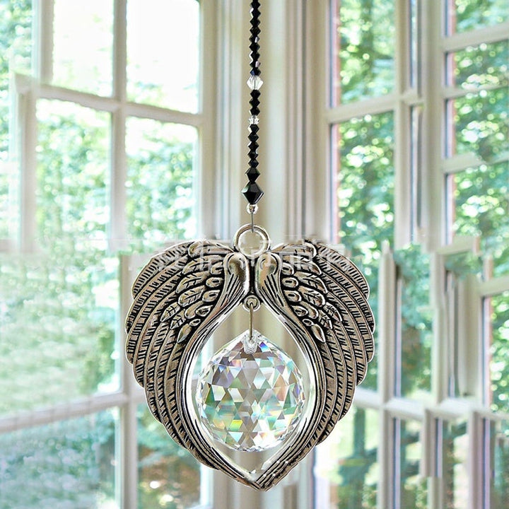 Minnesprydnad i zinklegering med detaljerade ängelsvingar, elegant och dekorativ för hem och bil.