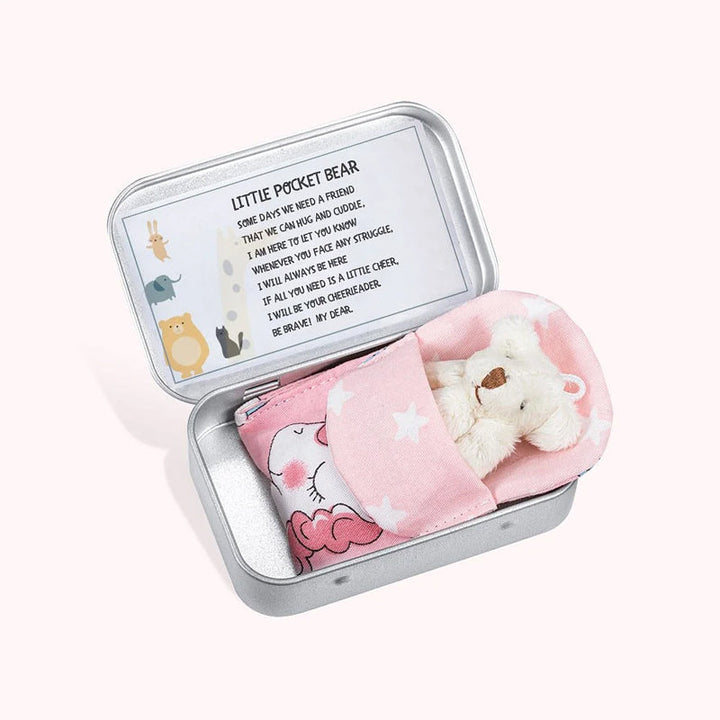 "Mjuk nallebjörn i plåtlåda, perfekt för barn, finns i brun, rosa och vit. Plyschig och kramvänlig."