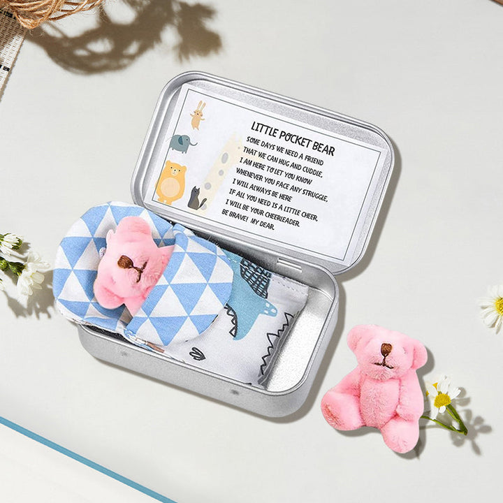 "Mjuk nallebjörn i plåtlåda, perfekt för barn, finns i brun, rosa och vit. Plyschig och kramvänlig."