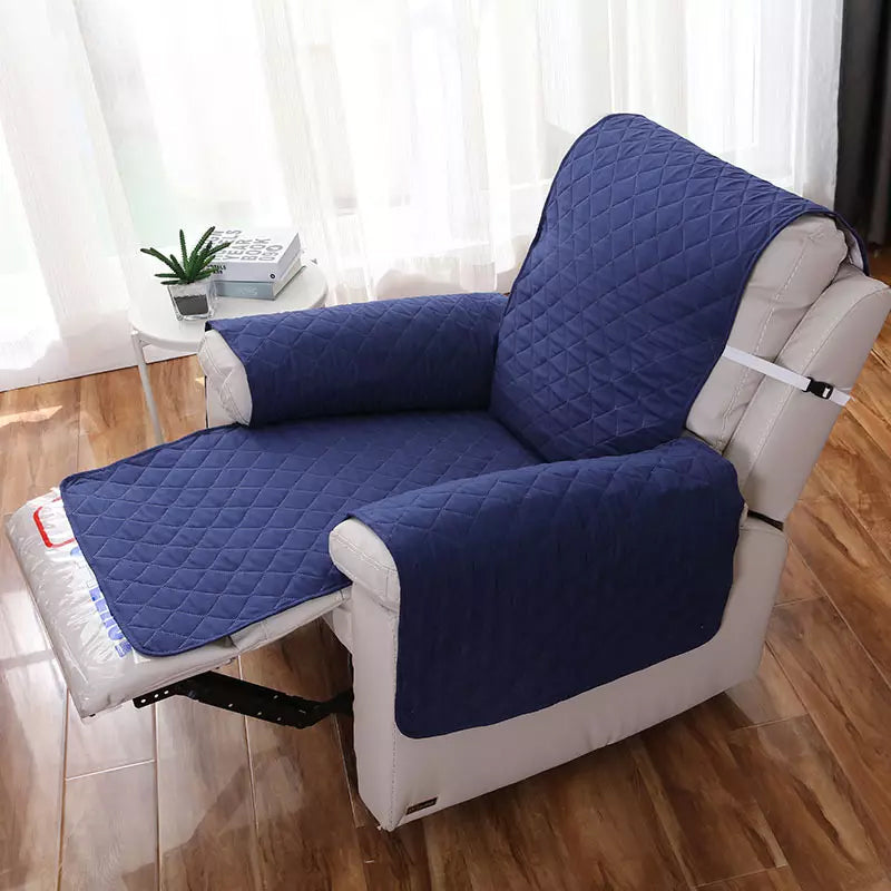 "Mjukt vilstolsöverdrag i grått polyester/fleece som skyddar och omvandlar fåtöljen till en inbjudande viloplats."