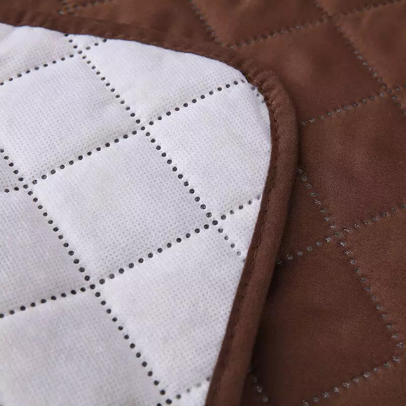 "Mjukt vilstolsöverdrag i grått polyester/fleece som skyddar och omvandlar fåtöljen till en inbjudande viloplats."