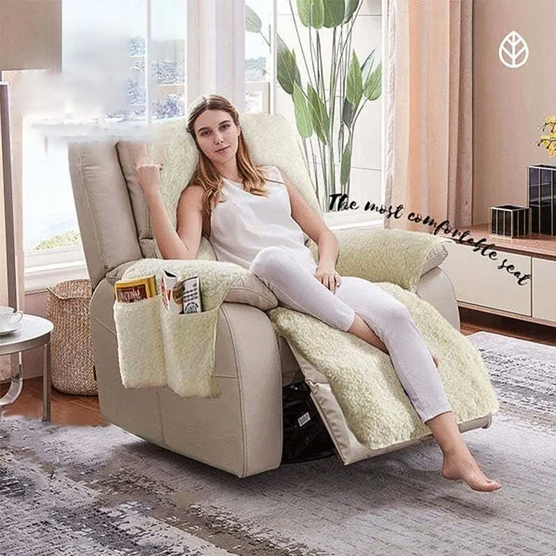 "Mjukt vilstolsöverdrag i grått polyester/fleece som skyddar och omvandlar fåtöljen till en inbjudande viloplats."