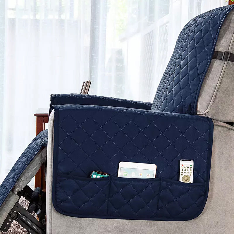 "Mjukt vilstolsöverdrag i grått polyester/fleece som skyddar och omvandlar fåtöljen till en inbjudande viloplats."