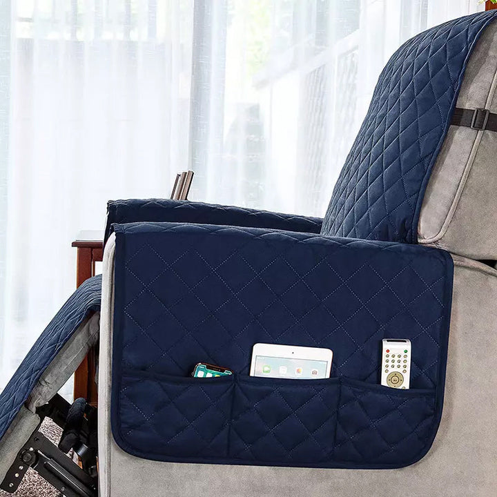 "Mjukt vilstolsöverdrag i grått polyester/fleece som skyddar och omvandlar fåtöljen till en inbjudande viloplats."