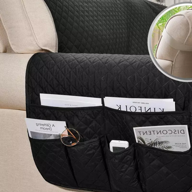 "Mjukt vilstolsöverdrag i grått polyester/fleece som skyddar och omvandlar fåtöljen till en inbjudande viloplats."