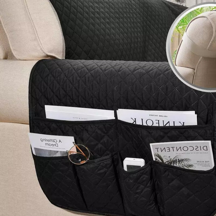 "Mjukt vilstolsöverdrag i grått polyester/fleece som skyddar och omvandlar fåtöljen till en inbjudande viloplats."