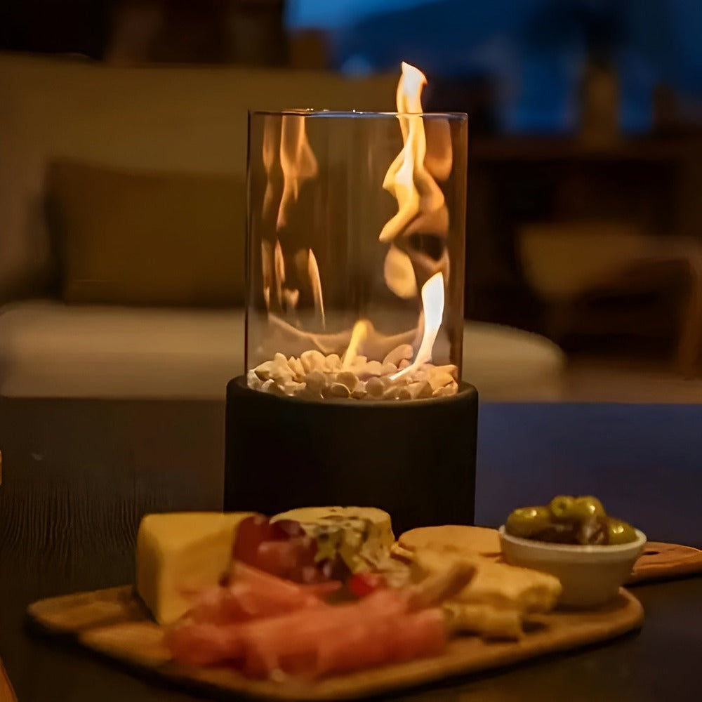 "Modern bordspis med svart metallbas och glascylinder, perfekt som inredningsdetalj för elegant och avkopplande atmosfär."