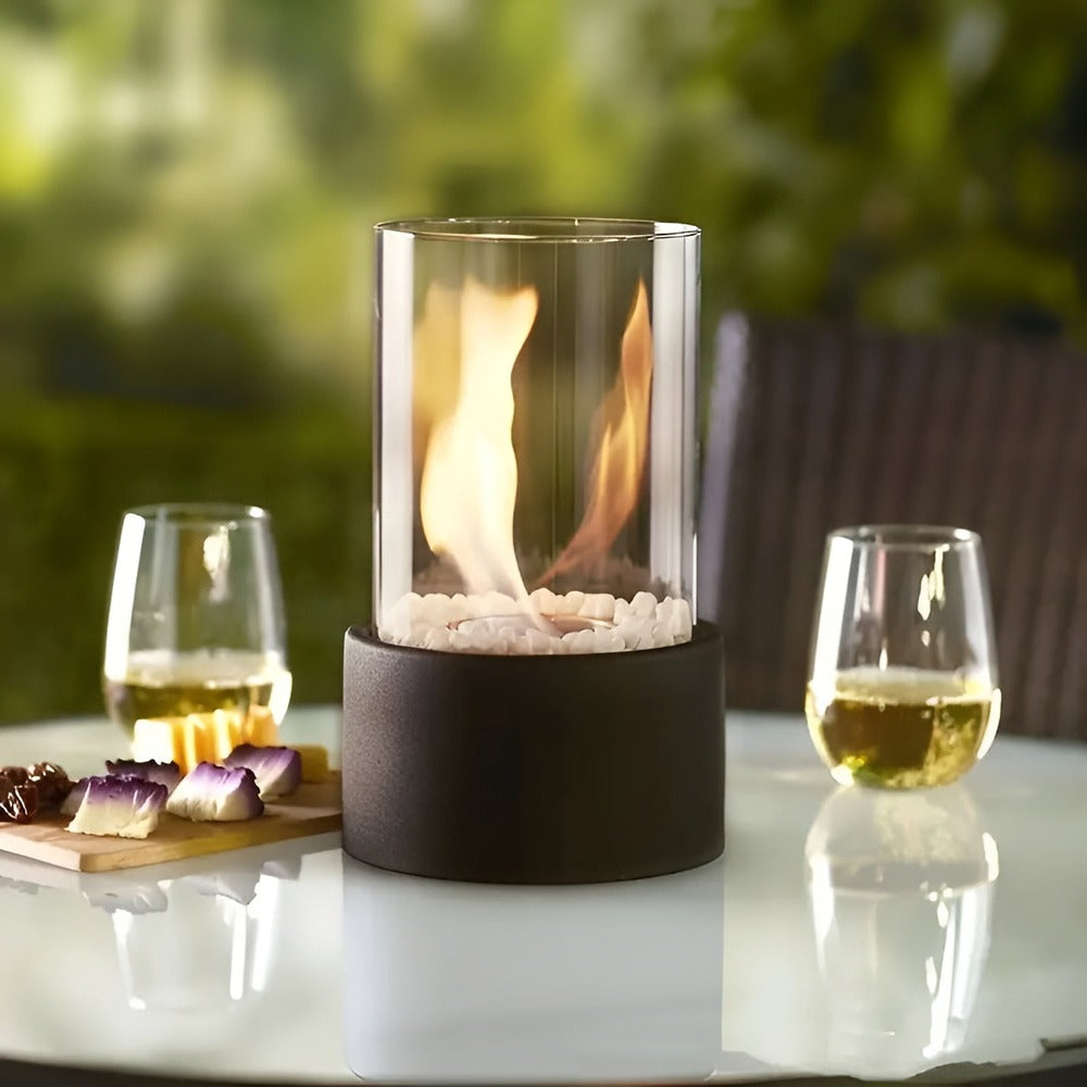 "Modern bordspis med svart metallbas och glascylinder, perfekt som inredningsdetalj för elegant och avkopplande atmosfär."