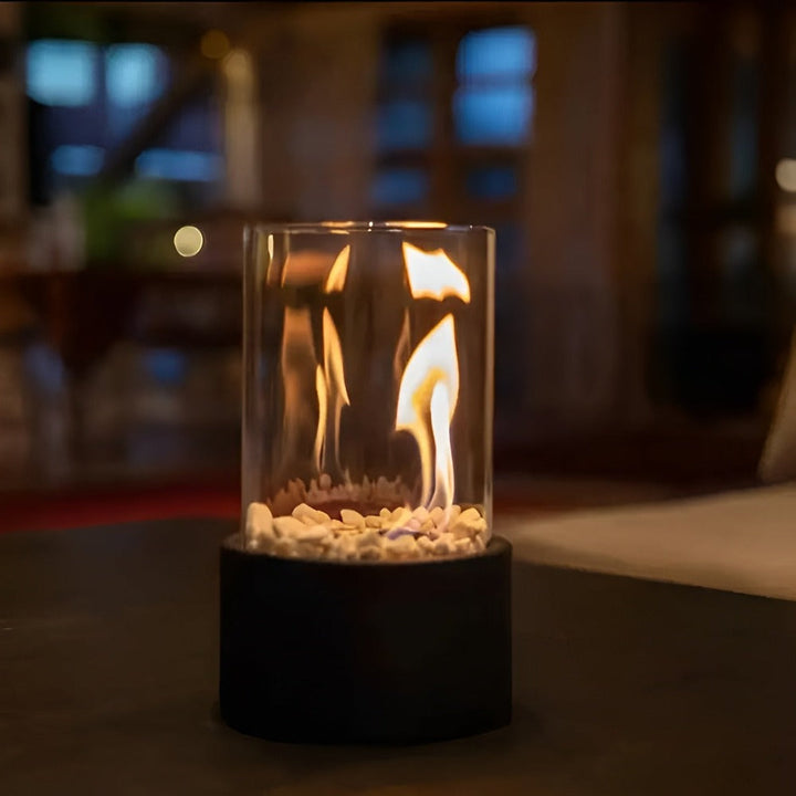 "Modern bordspis med svart metallbas och glascylinder, perfekt som inredningsdetalj för elegant och avkopplande atmosfär."