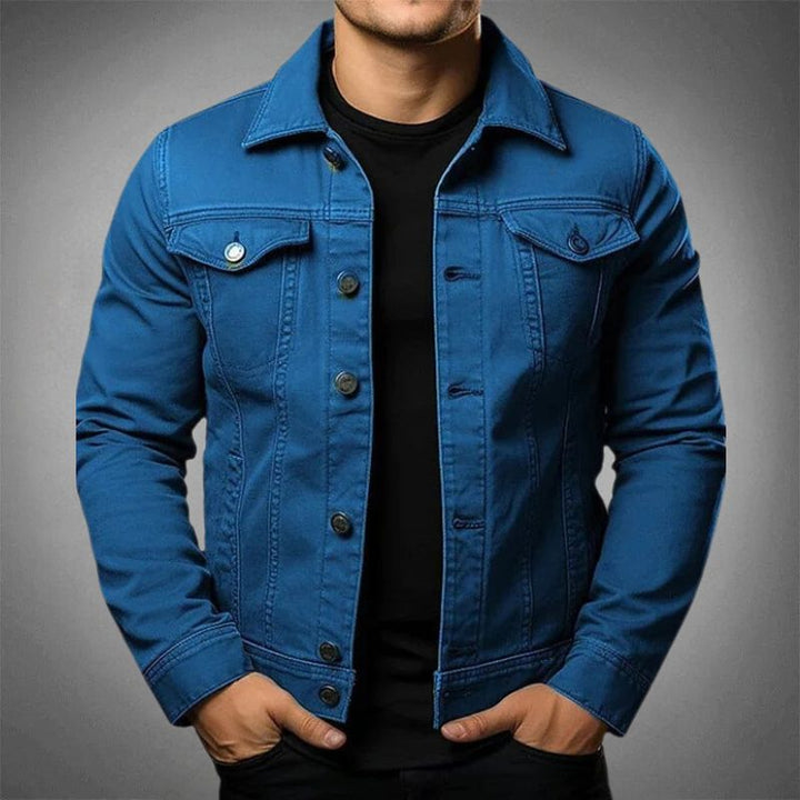 "Modern denimjacka för män, framsida, vintageinspirerad med stilren passform, lämplig för alla säsonger."