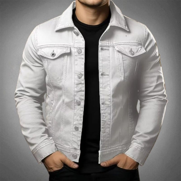 "Modern denimjacka för män, framsida, vintageinspirerad med stilren passform, lämplig för alla säsonger."