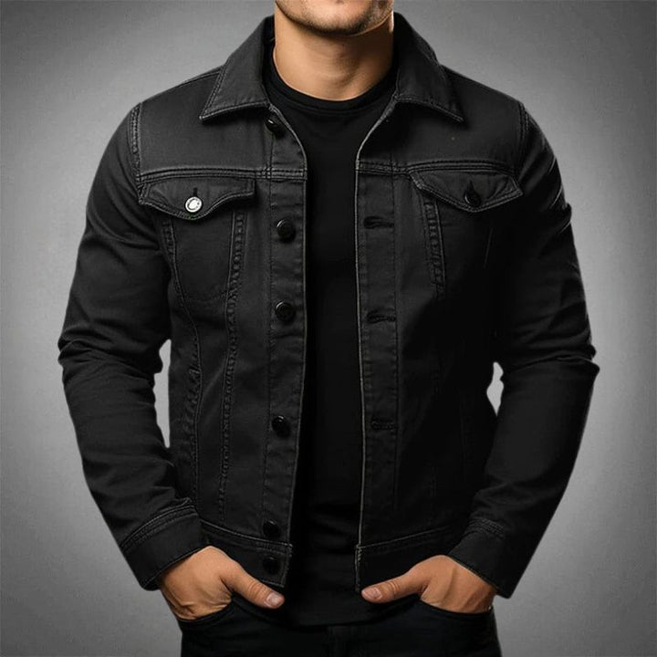"Modern denimjacka för män, framsida, vintageinspirerad med stilren passform, lämplig för alla säsonger."
