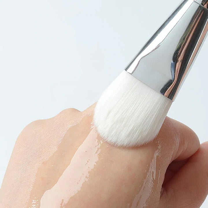 "Modern dispenserbehållare och maskborste i plast och silikon, perfekt för resor och daglig användning."