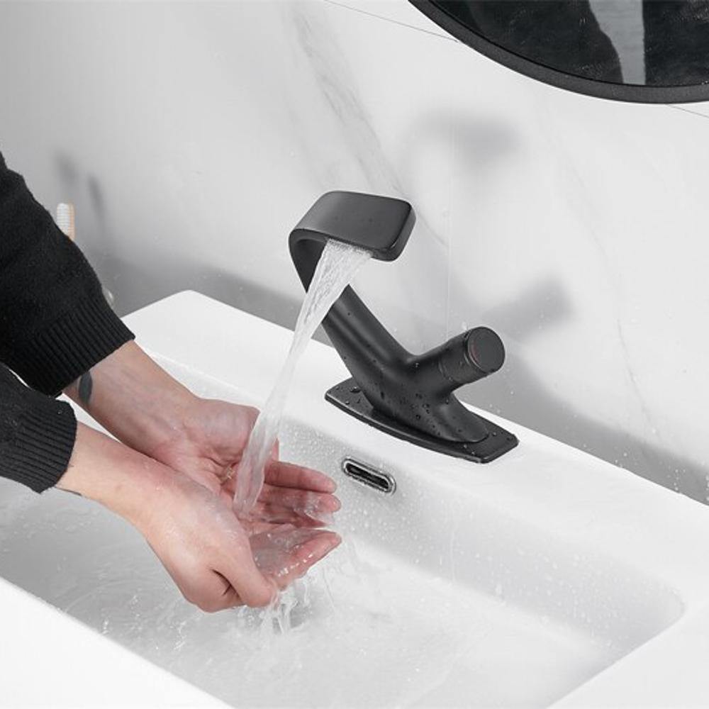 "Modern elegant badrumsvaskblandare i mässing med kromfinish och enkelspakhandtag, idealisk för alla badrum."