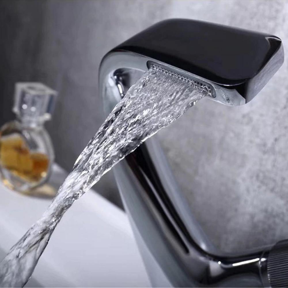 "Modern elegant badrumsvaskblandare i mässing med kromfinish och enkelspakhandtag, idealisk för alla badrum."