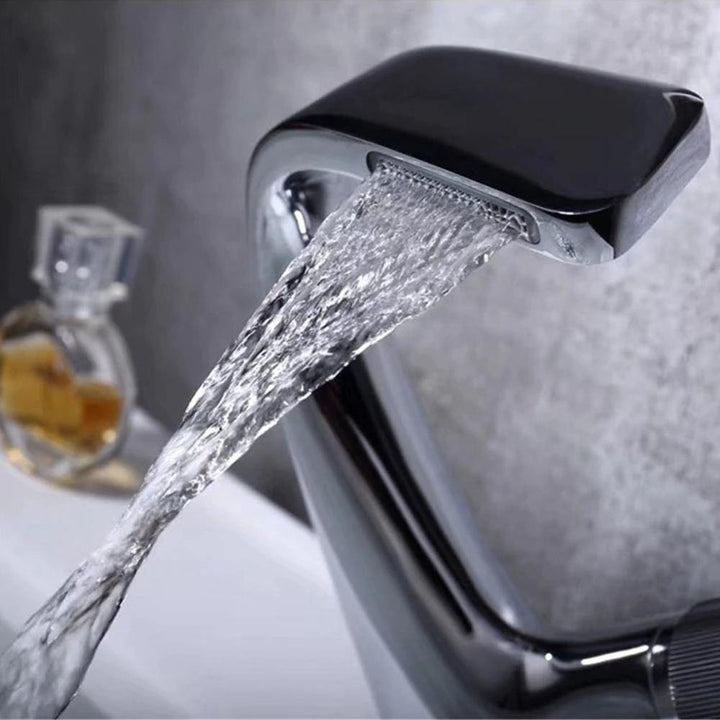 "Modern elegant badrumsvaskblandare i mässing med kromfinish och enkelspakhandtag, idealisk för alla badrum."