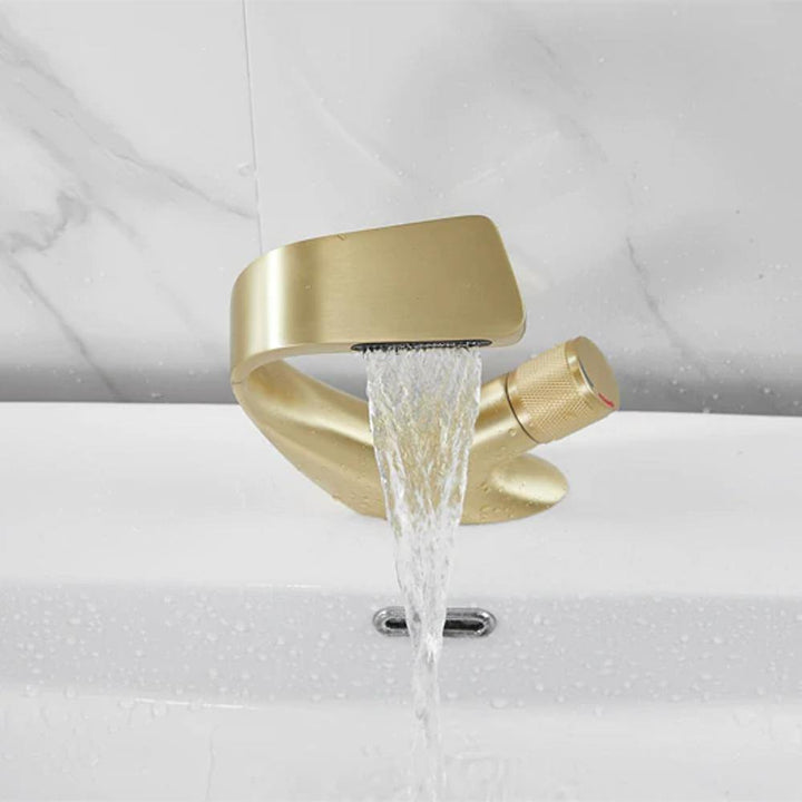 "Modern elegant badrumsvaskblandare i mässing med kromfinish och enkelspakhandtag, idealisk för alla badrum."