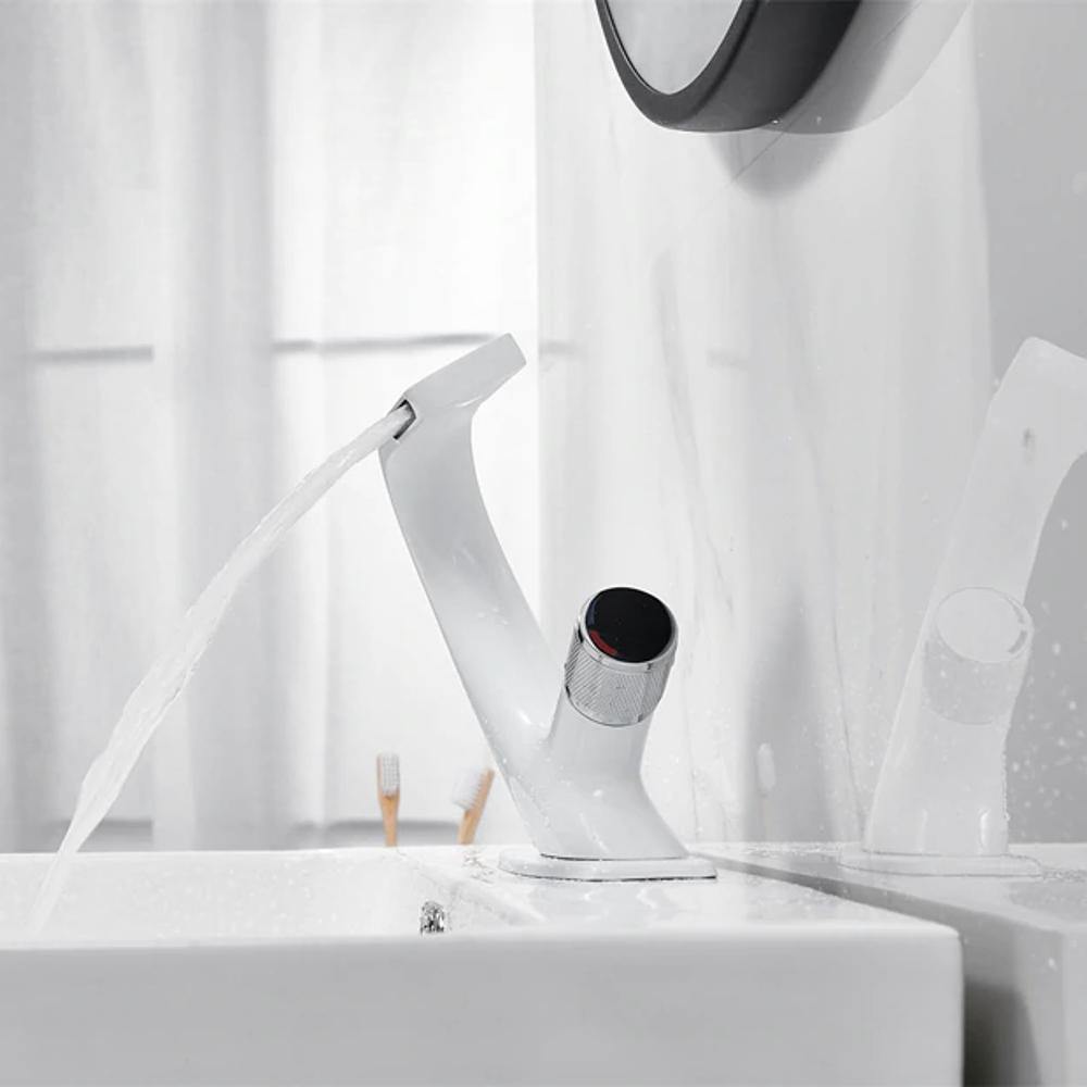 "Modern elegant badrumsvaskblandare i mässing med kromfinish och enkelspakhandtag, idealisk för alla badrum."