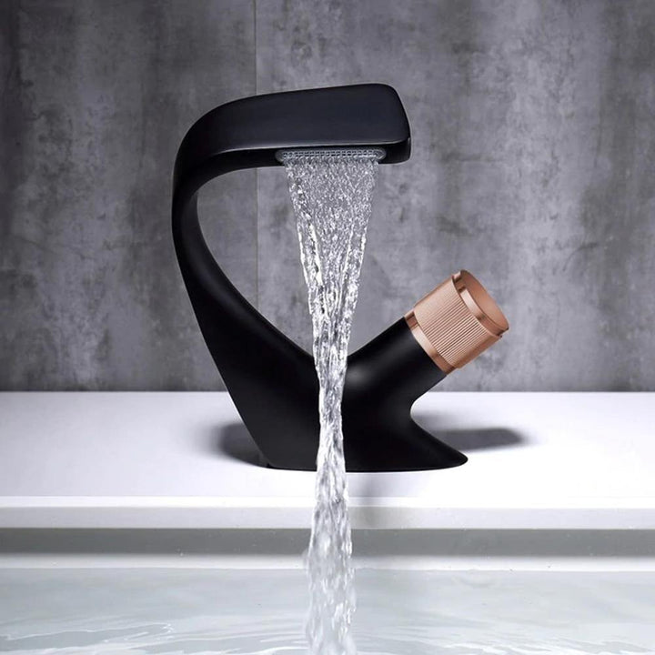 "Modern elegant badrumsvaskblandare i mässing med kromfinish och enkelspakhandtag, idealisk för alla badrum."