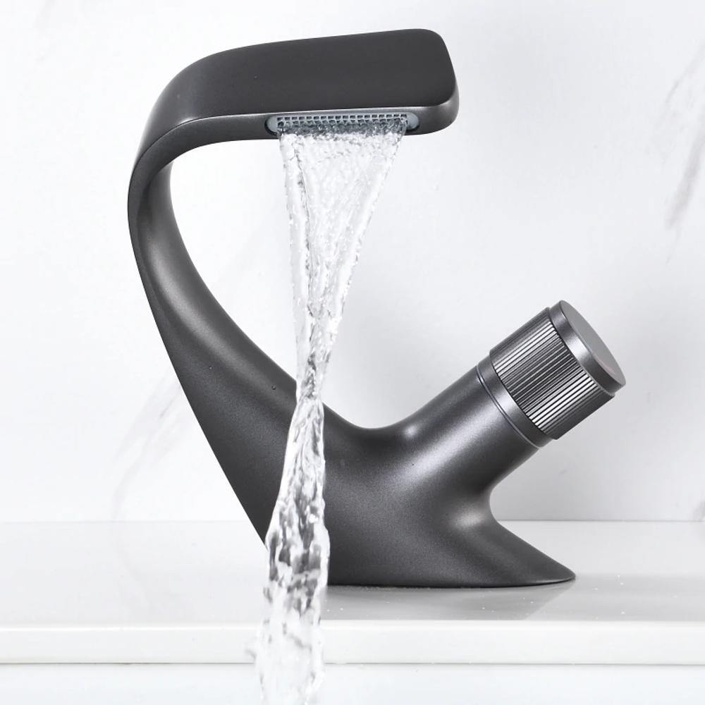 "Modern elegant badrumsvaskblandare i mässing med kromfinish och enkelspakhandtag, idealisk för alla badrum."