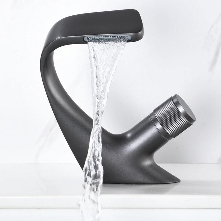 "Modern elegant badrumsvaskblandare i mässing med kromfinish och enkelspakhandtag, idealisk för alla badrum."