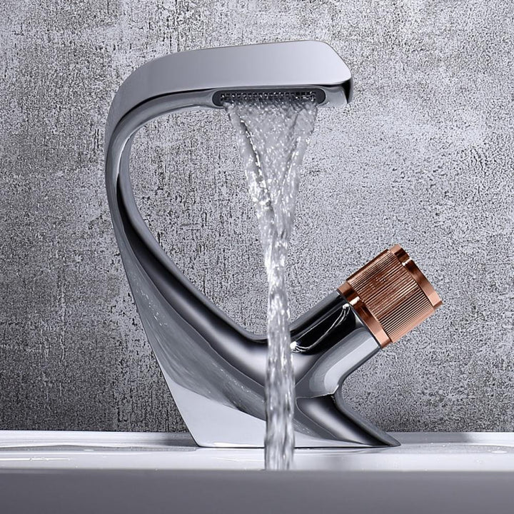 "Modern elegant badrumsvaskblandare i mässing med kromfinish och enkelspakhandtag, idealisk för alla badrum."