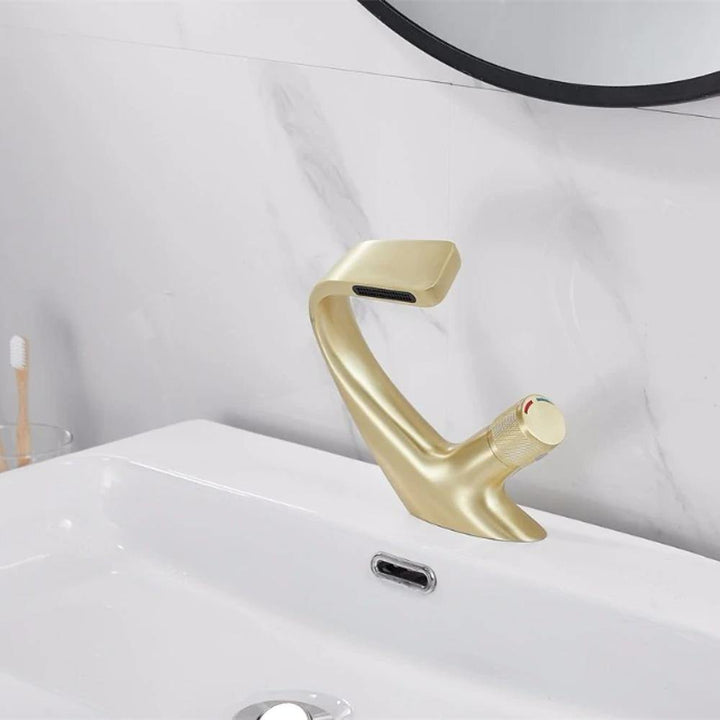 "Modern elegant badrumsvaskblandare i mässing med kromfinish och enkelspakhandtag, idealisk för alla badrum."