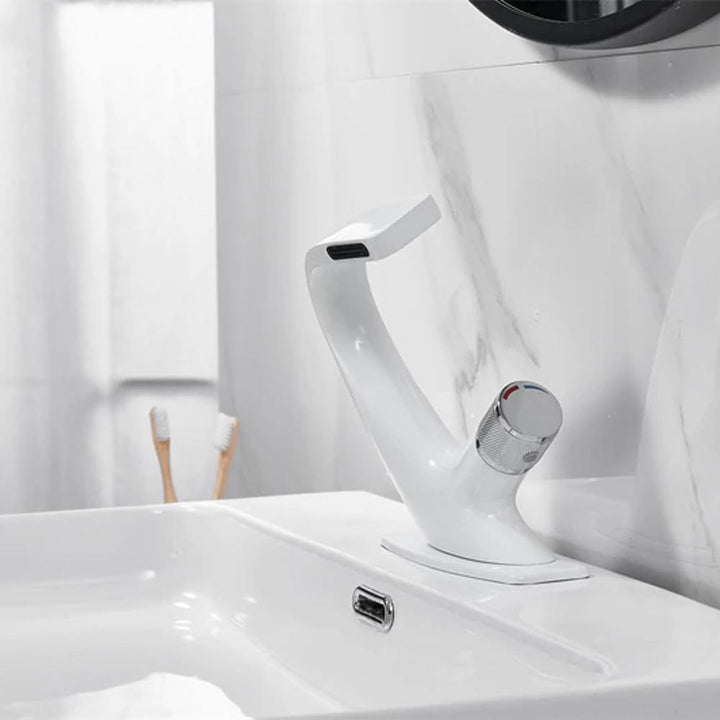 "Modern elegant badrumsvaskblandare i mässing med kromfinish och enkelspakhandtag, idealisk för alla badrum."