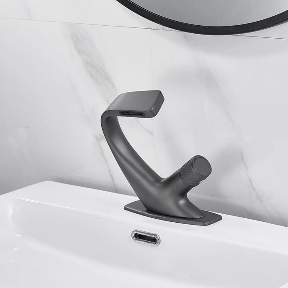 "Modern elegant badrumsvaskblandare i mässing med kromfinish och enkelspakhandtag, idealisk för alla badrum."