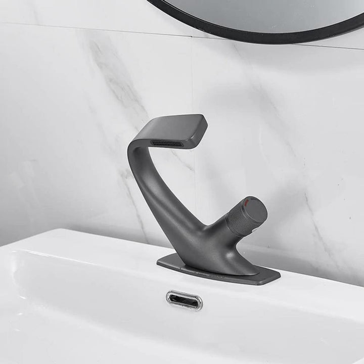 "Modern elegant badrumsvaskblandare i mässing med kromfinish och enkelspakhandtag, idealisk för alla badrum."