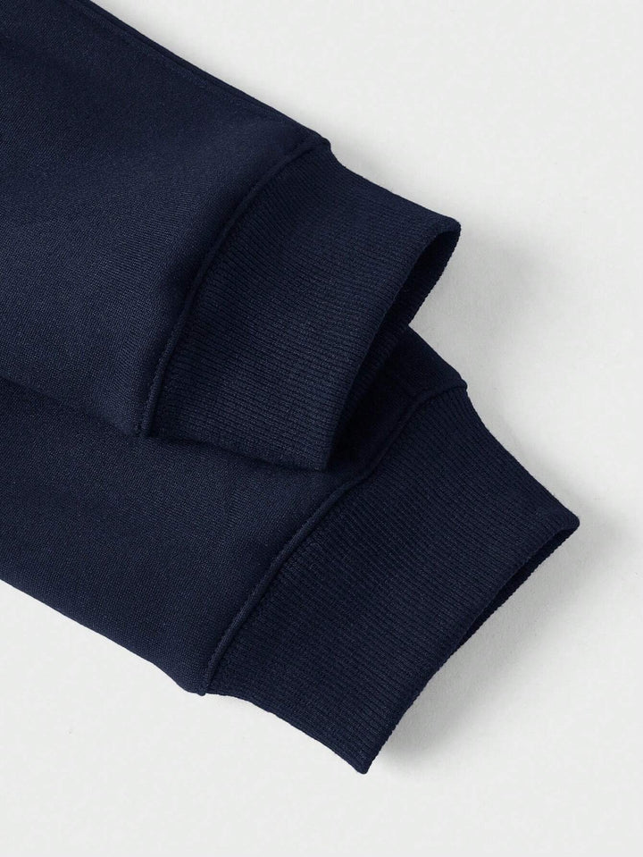 "Modern halv-zip tröja i premium bomullsmix, grå färg. Praktisk design för komfort och stil vid alla tillfällen."
