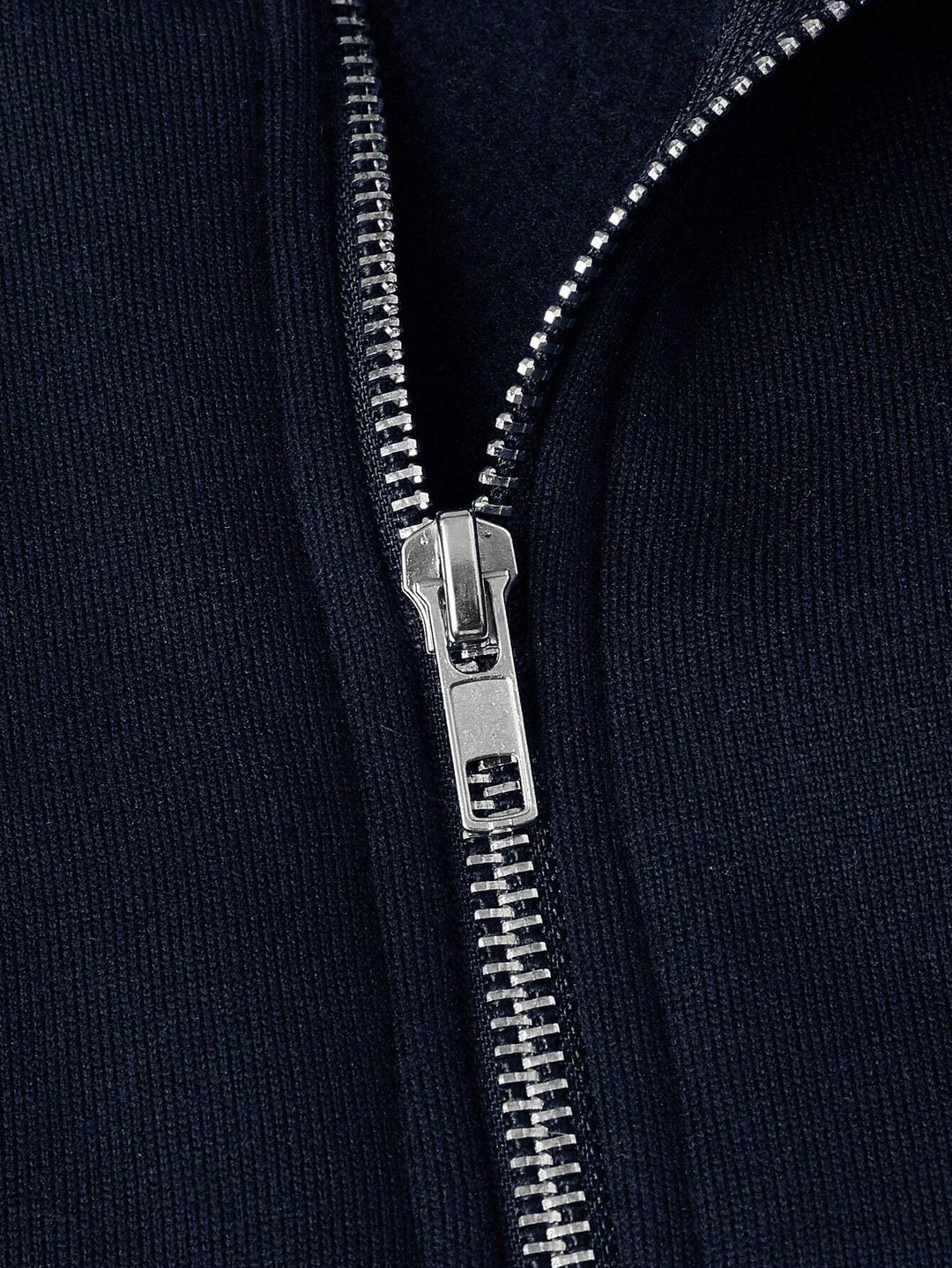 "Modern halv-zip tröja i premium bomullsmix, grå färg. Praktisk design för komfort och stil vid alla tillfällen."