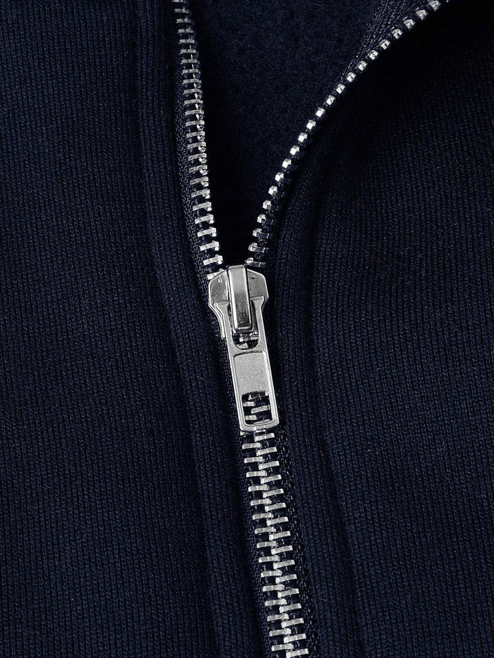 "Modern halv-zip tröja i premium bomullsmix, grå färg. Praktisk design för komfort och stil vid alla tillfällen."
