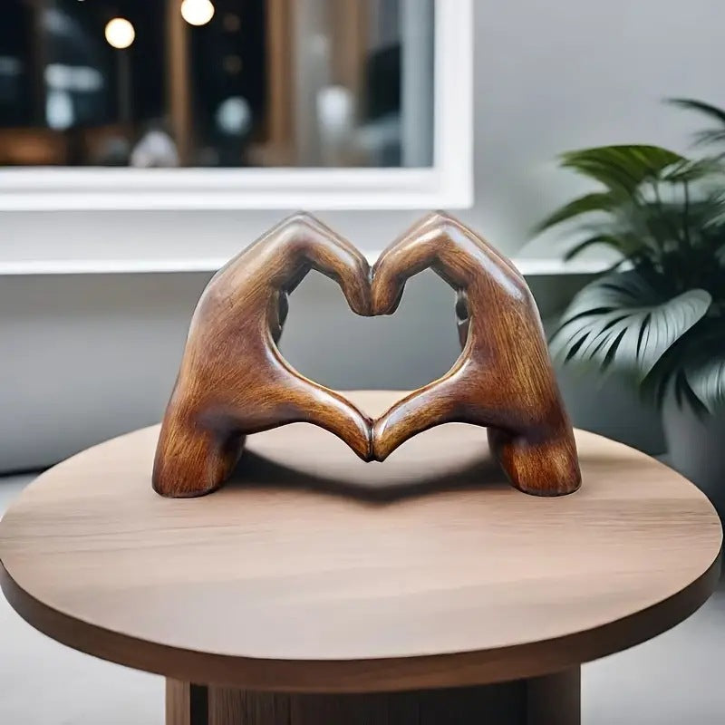 "Modern hjärtskulptur i syntetharts för heminredning, elegant design fångar kärlekens essens, perfekt som dekoration."