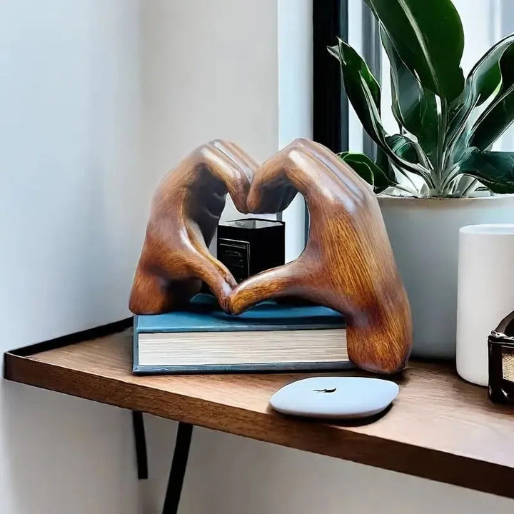 "Modern hjärtskulptur i syntetharts för heminredning, elegant design fångar kärlekens essens, perfekt som dekoration."