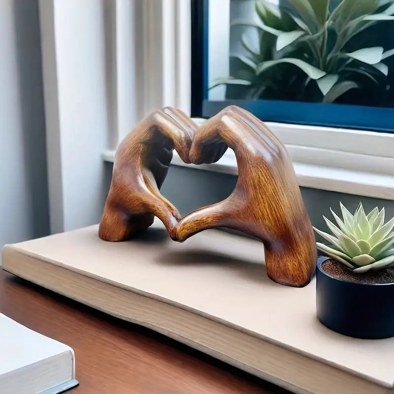 "Modern hjärtskulptur i syntetharts för heminredning, elegant design fångar kärlekens essens, perfekt som dekoration."
