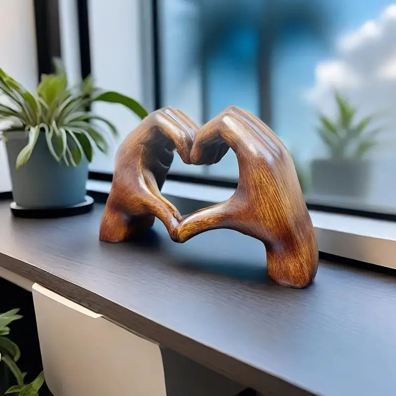 "Modern hjärtskulptur i syntetharts för heminredning, elegant design fångar kärlekens essens, perfekt som dekoration."