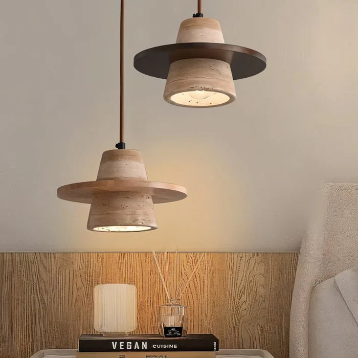 "Modern pendellampa i travertin, elegant taklampa Saturn i rumsmiljö, perfekt för skandinavisk inredning."