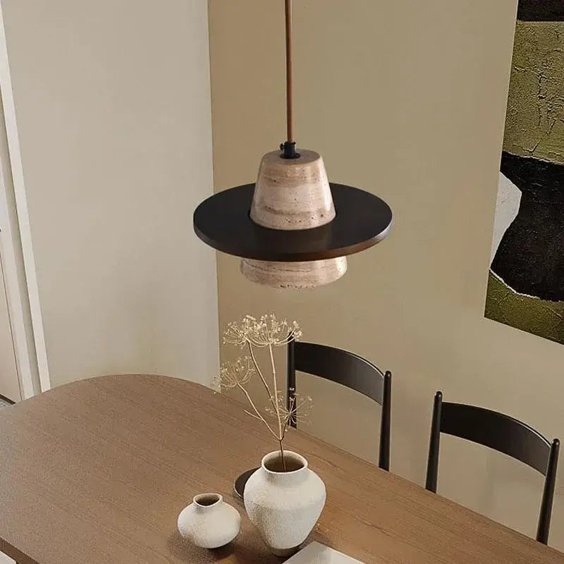 "Modern pendellampa i travertin, elegant taklampa Saturn i rumsmiljö, perfekt för skandinavisk inredning."