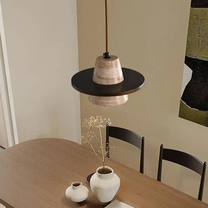 "Modern pendellampa i travertin, elegant taklampa Saturn i rumsmiljö, perfekt för skandinavisk inredning."