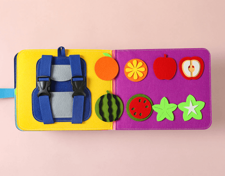 En pedagogisk tygbok med inbyggda pussel och former för barn.