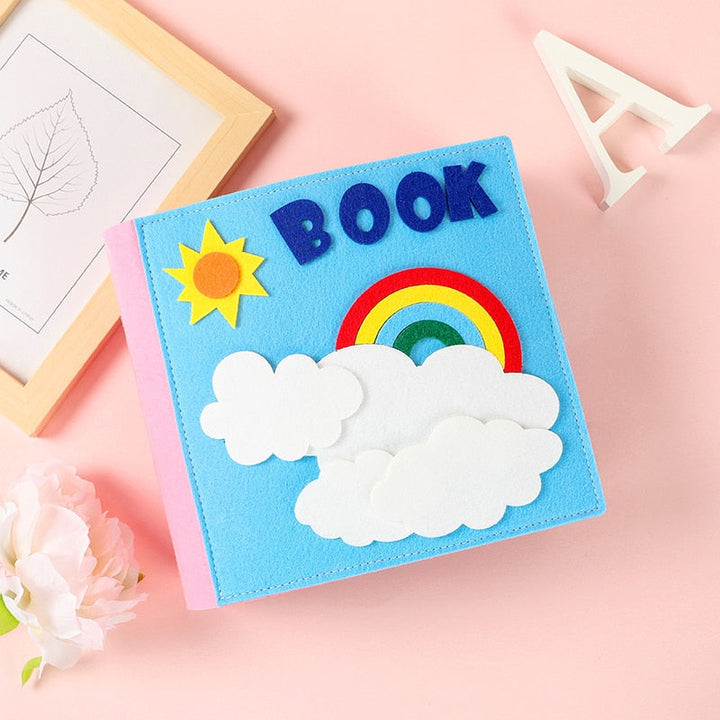 Närbild av en tygbok med olika tyger och spännen för sensorisk lek.