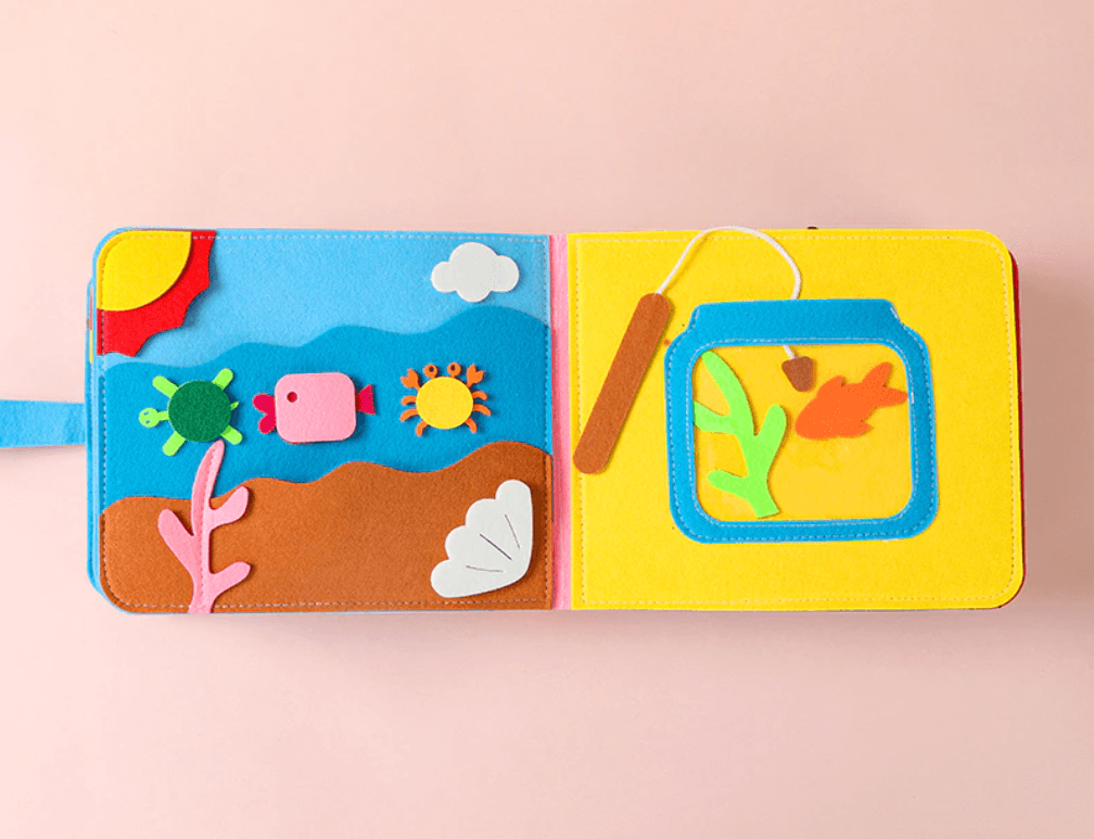 Montessori tygbok som utvecklingsleksak, perfekt för resor och lugn lek.