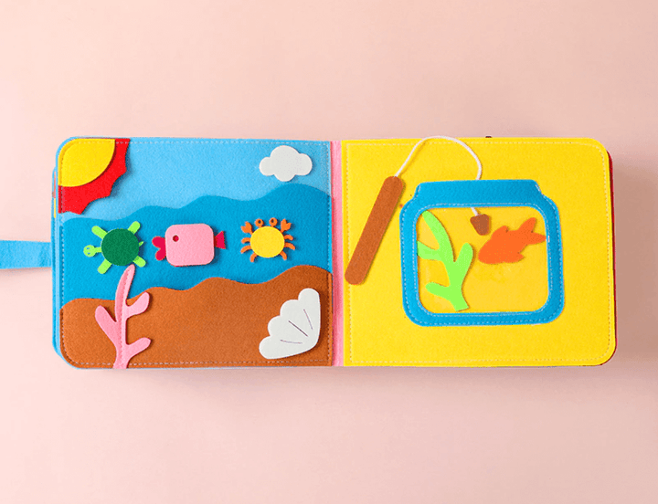 Montessori tygbok som utvecklingsleksak, perfekt för resor och lugn lek.