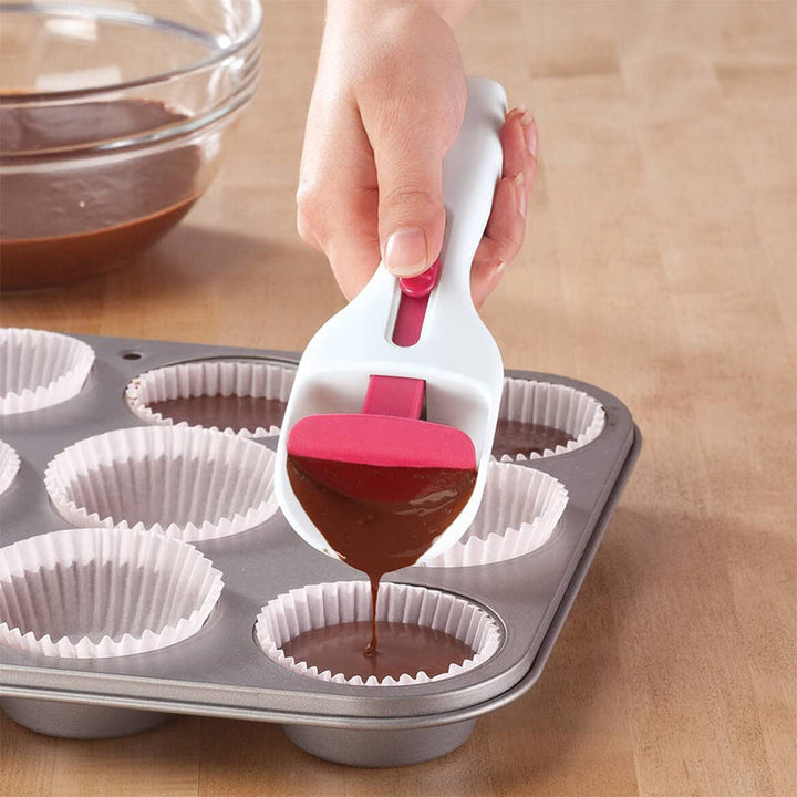 Muffin-skopa i silikon, ergonomisk design för exakt smetdosering utan spill, perfekt för muffins och cupcakes.