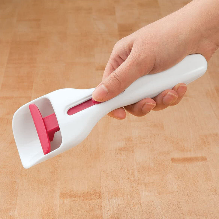 Muffin-skopa i silikon, ergonomisk design för exakt smetdosering utan spill, perfekt för muffins och cupcakes.