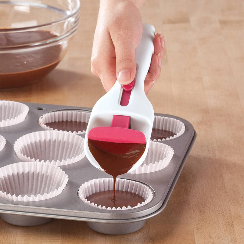 Muffin-skopa i silikon, ergonomisk design för exakt smetdosering utan spill, perfekt för muffins och cupcakes.